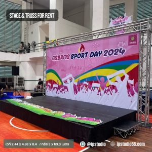 เวทีในโรงยิมสำหรับงานกีฬาสี GSB RM2 SPORT DAY 2024 ขนาดเวที 2.44 x 4.88 เมตร พร้อมแบ็คดรอปเต็มฉาก