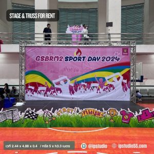เวทีในร่มพร้อมแบ็คดรอปการ์ตูนสีชมพูสดใสในงานกีฬาสี ขนาดเวที 2.44 x 4.88 เมตร และโครงทรัส 5 x สูง 3.3 เมตร