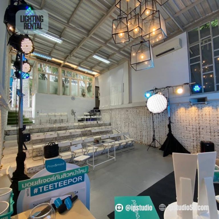 ไฟคอนเสิร์ตในฮอลล์ ไฟพาร์และ Moving Head ย้อมสีเวที
