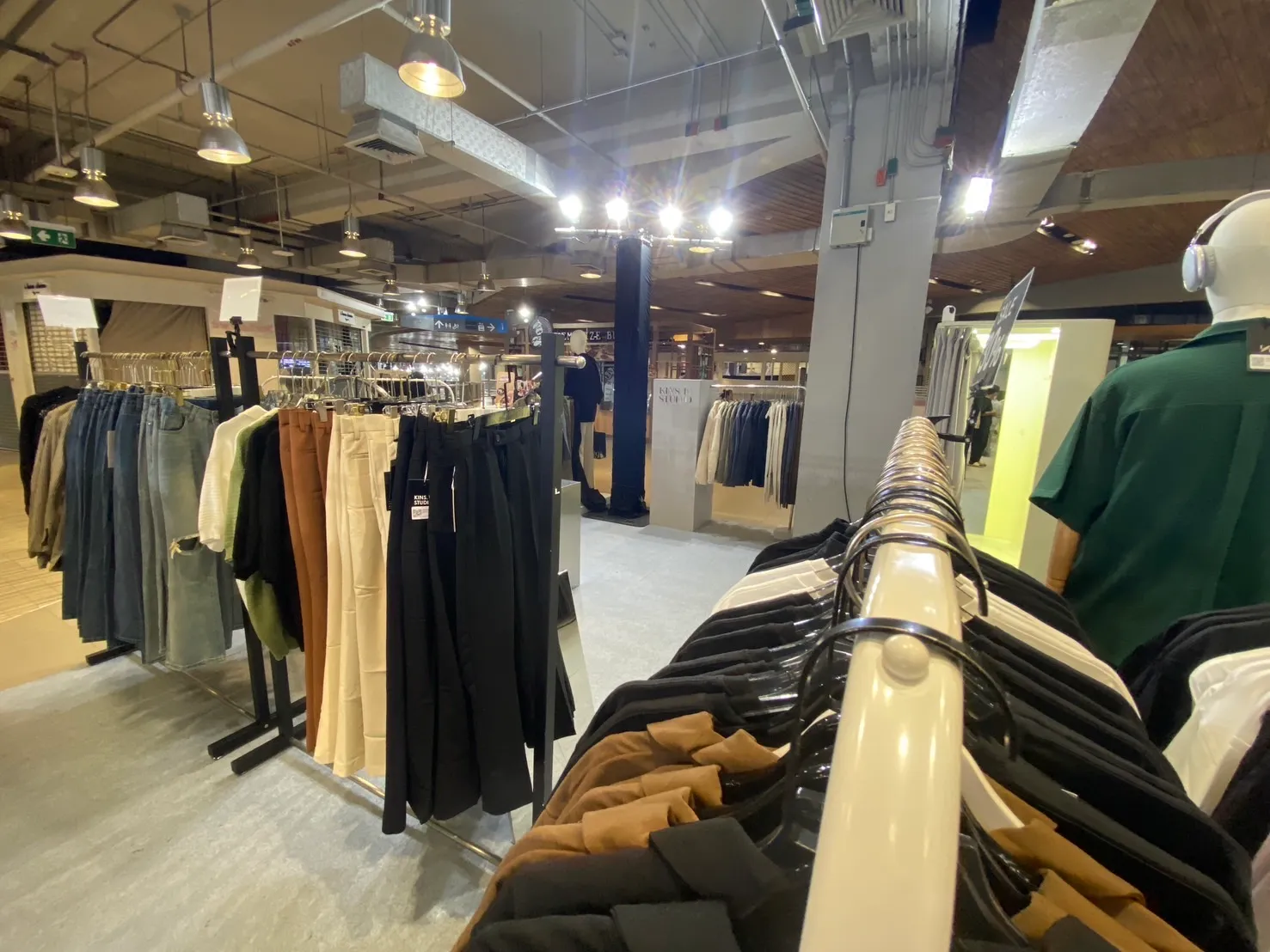 เช่าไฟสปอร์ตไลท์ ส่องเสื้อผ้า
